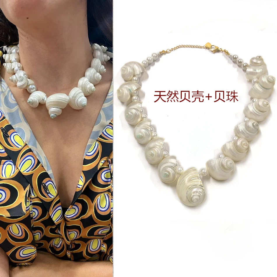 Korte ketting met natuurlijke barokke zoetwaterparels en schelp, een stijlvol sieraad voor een elegante uitstraling.