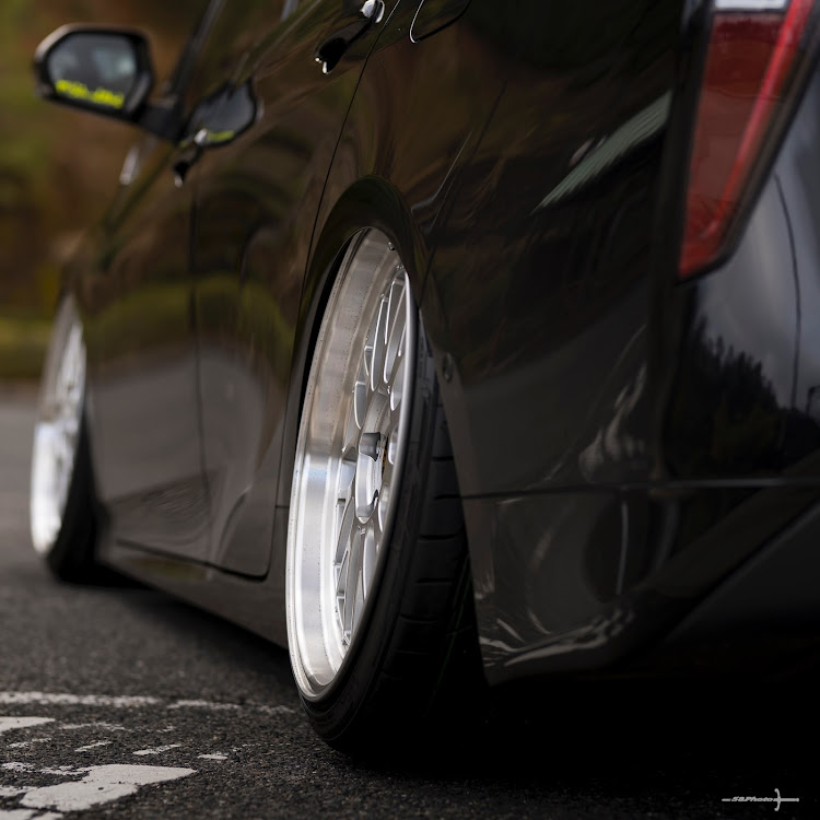 プリウスのデモカーエントリー・低そうで低くない少し低い車・BBS・BBS LM・ボルドワールドエアサスに関するカスタム事例の投稿画像4枚目