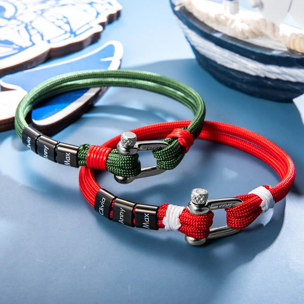 Deux bracelets nautiques, l’un rouge, l’autre vert, personnalisés avec des prénoms d’enfants;