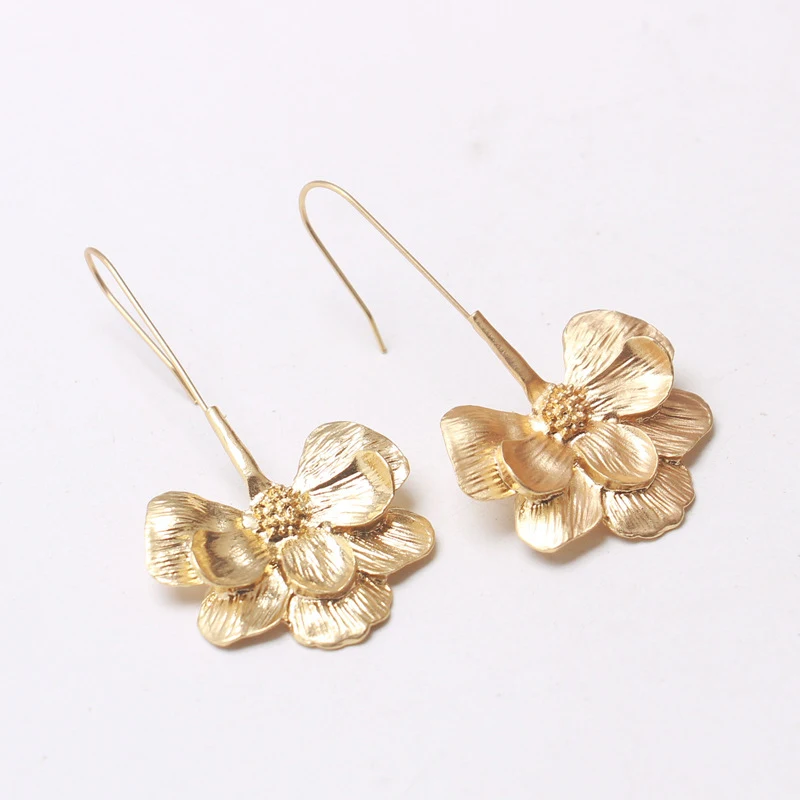 Boucles d'oreilles minimalistes en métal mat exagérées Cold Wind. Design moderne et élégant pour un look sophistiqué. Légères et parfaites.