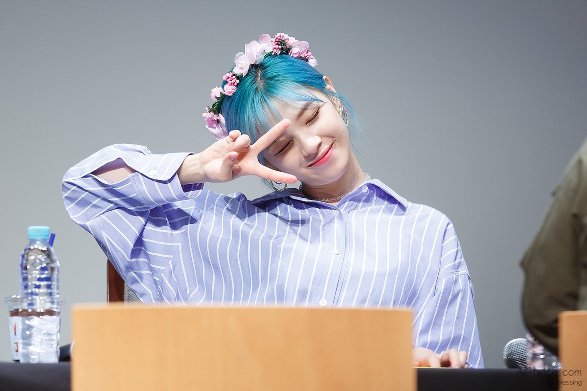 Jeongyeon's Blue Hair and Short Hair Combo - wide 5