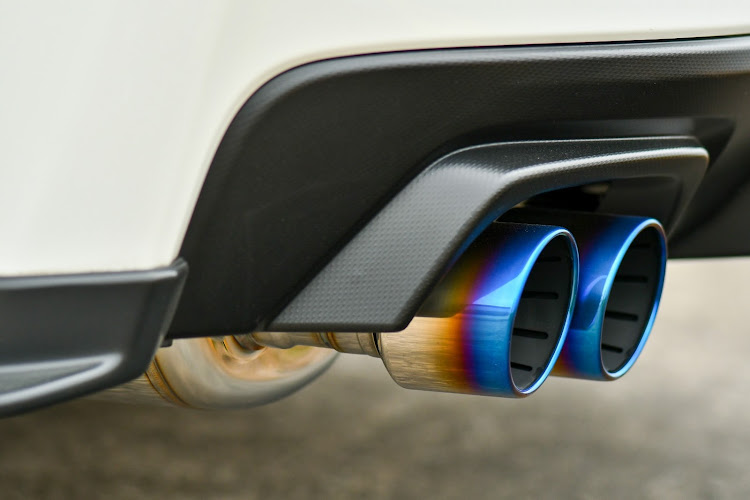 WRX STIのホイール交換・ENKEI RPF1・曇り空が残念・一眼レフカメラ練習中・マクロレンズで車撮影に関するカスタム事例の投稿画像5枚目