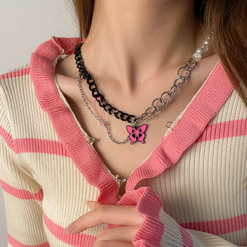 Schwarze Ketten-Pin-Schmetterlingshalskette Einzigartiger Schmuck für Damen. Heben Sie Ihren Look mit diesem eleganten Accessoire hervor und setzen Sie Akzente.