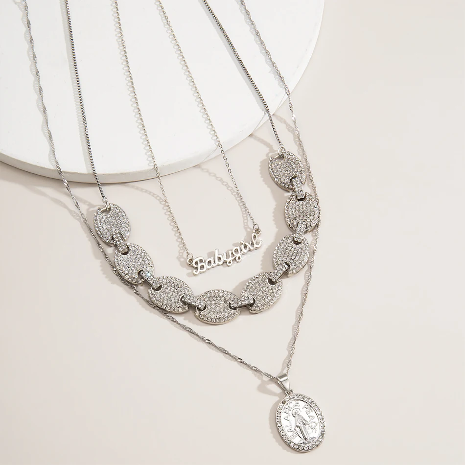 Collar geométrico con letra de diamante ovalado vintage, un accesorio elegante y atemporal para expresar tu individualidad con estilo y sofisticación.