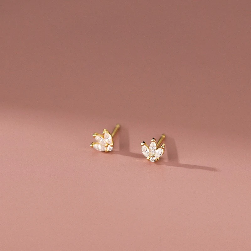 Brincos femininos de trevo em prata esterlina S925, elegantes e charmosos, perfeitos para adicionar um toque de sorte e sofisticação ao seu visual.