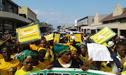 Throngs of pro-Zuma supporters make their way to the Stanger Magistrate's court in KZN. 