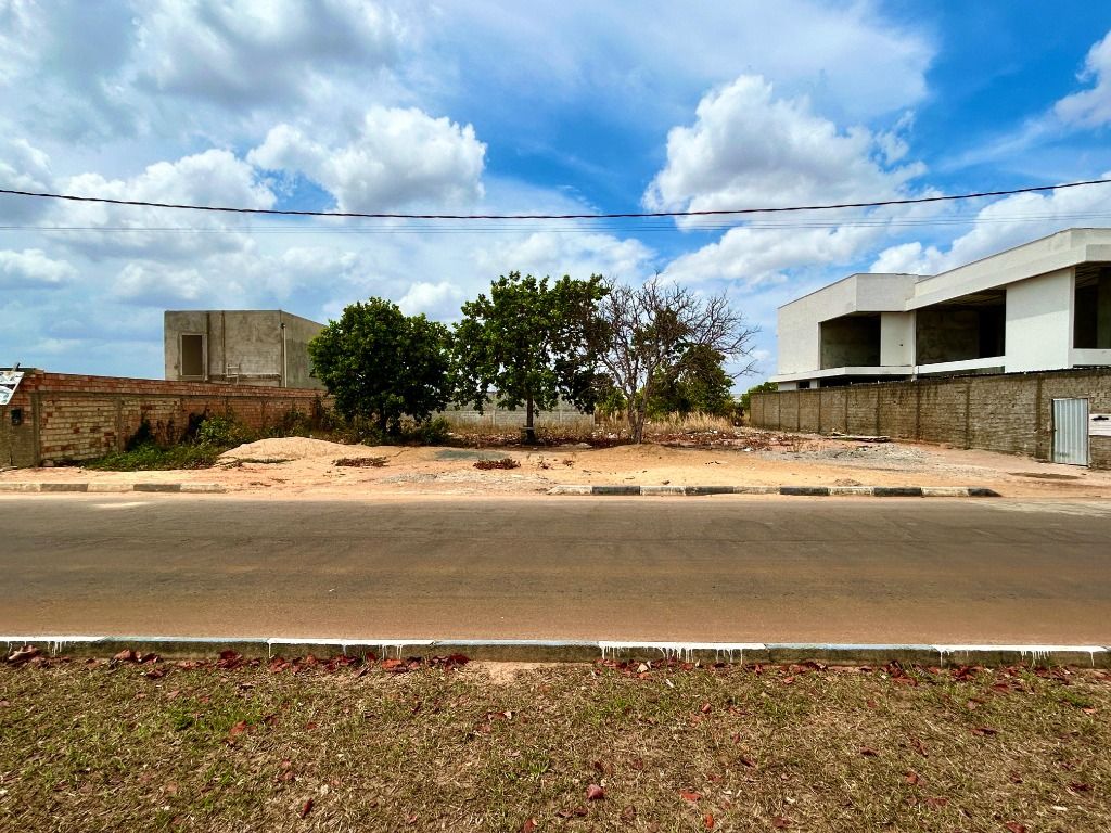 Vende-se 02 terrenos totalizando 900 metros em avenida no melhor bairro da cidade.