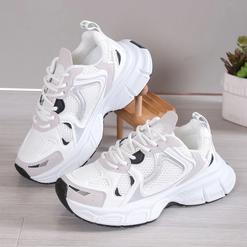 Koreaanse casual damesschoenen met platform. Past overal bij, comfortabel en stijlvol. De perfecte schoen voor een trendy en veelzijdige look.