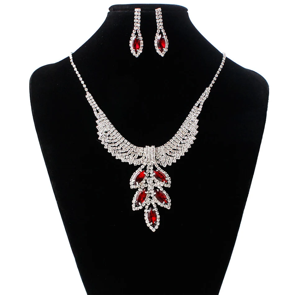 Ensemble de bijoux de mariée coréens trois pièces, collier, boucles d'oreilles, accessoires de robe de mariée en strass, parfait pour les mariages.