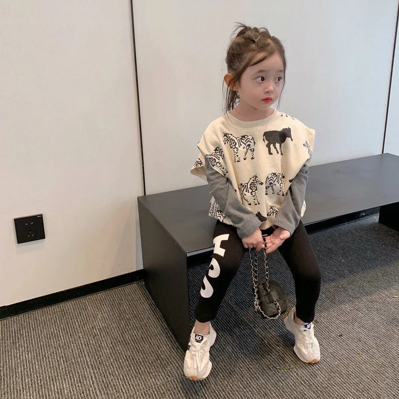 Meisjes prinsessenstijl tweedelige trui set, modieuze kinderleggings. Stijlvolle en comfortabele outfit voor meisjes, perfect voor elke gelegenheid.