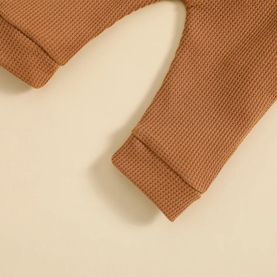 Top rond brodé et pantalon couleur unie pour le commerce extérieur. Couleurs au choix. Confort et style réunis. Créez votre look parfait.