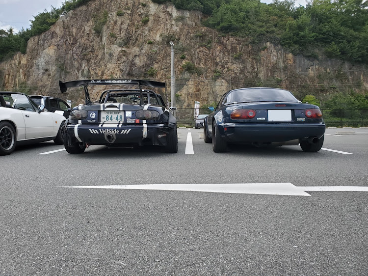 ロードスターの悪巧ミーティング・ぐるねこ・突発プチミ！・ワイドボディ2台の威圧感・NAと蛙の親和性は異常に関するカスタム事例の投稿画像3枚目