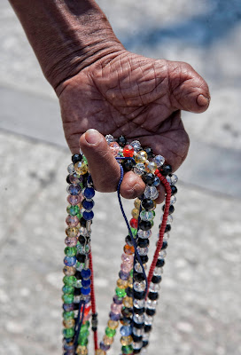 la mano del venditore di Fiorenza Aldo Photo