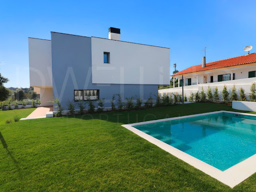 Maison contemporaine avec piscine et jardin 1