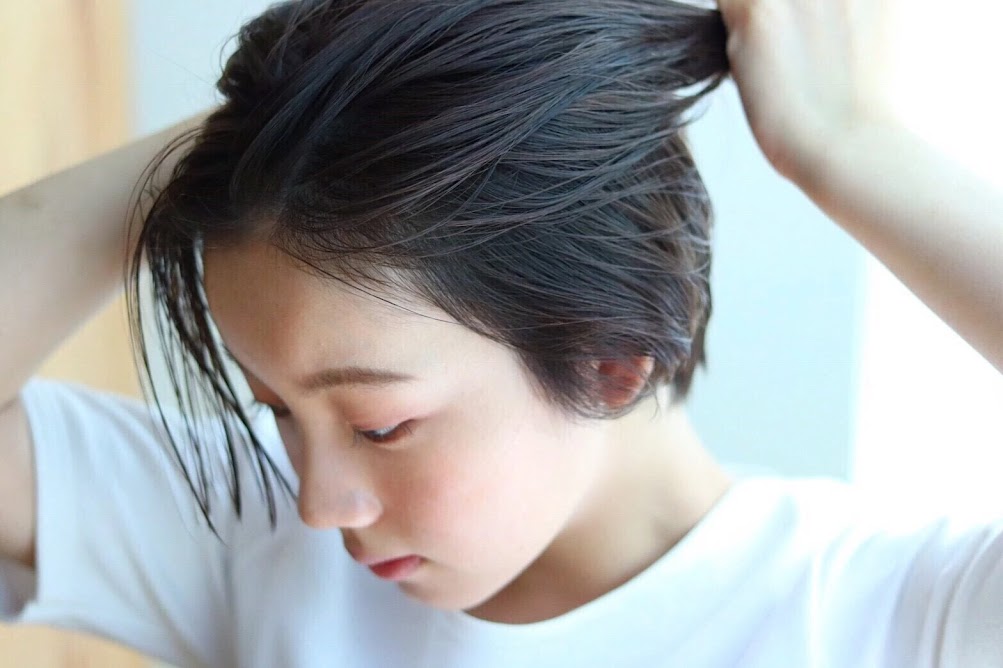 湿った髪にヘアアイロンはng 美容師直伝 お風呂あがり 濡れ髪 のngヘアケア7選 Trill トリル