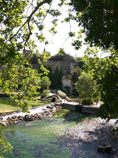 La Sorgue au pied des falaises