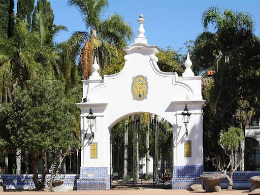 Corps de ferme avec dépendances et jardin 3
