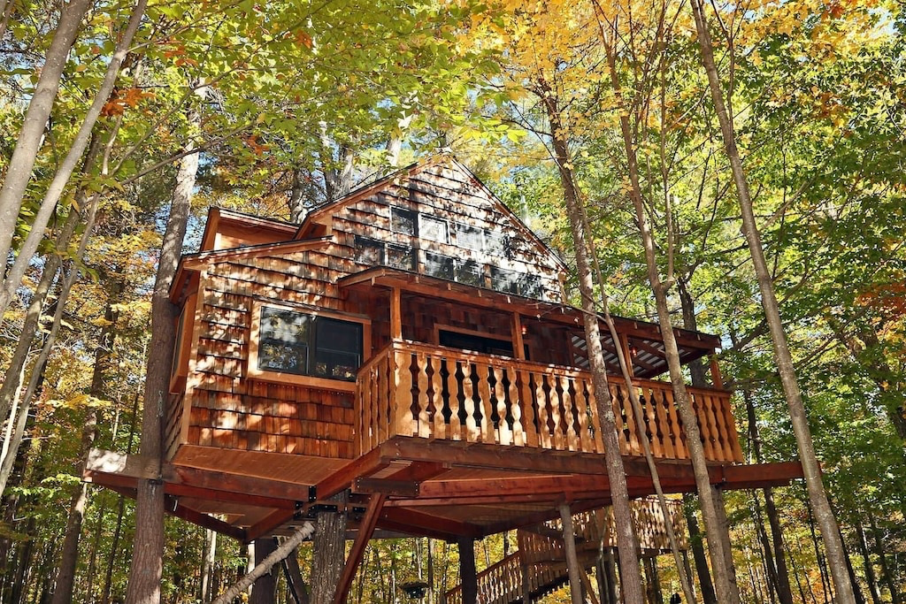 Luxurious Two-Story Treehouse on Lake Sunapee, New Hampshire – East Coast Lakeview Splendor Vacation Rental