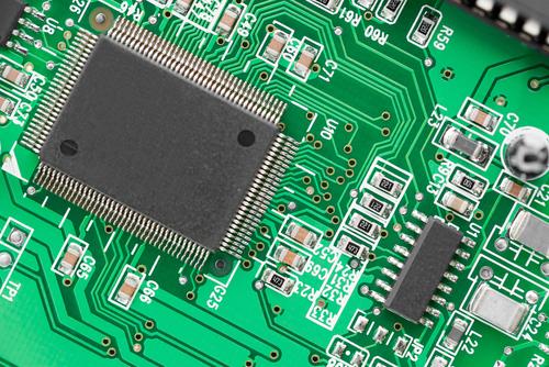 Leiterbahn-Routing auf einem grünen PCB