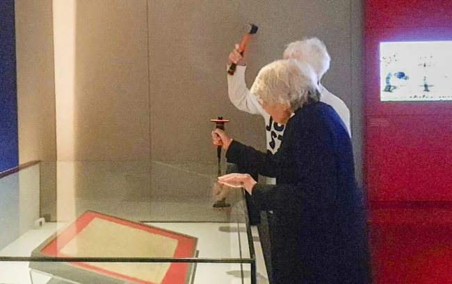 Dve 80-godišnje žene u ime borbe s promenom klime oštetile vitrinu s primerkom 'Magna Carte'