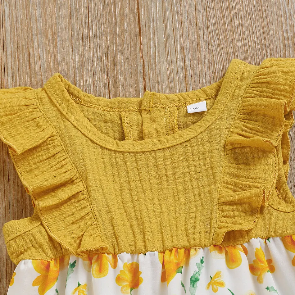 Mouwloze katoen en linnen gepersonaliseerde driehoek romper met kleine bloemenprint. Zachte en ademende zomerkleding voor baby's, comfort gegarandeerd.