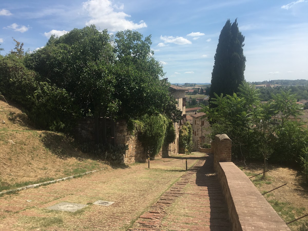 
Colle, di Val d'Elsa, La Costa, la pittoresca strada che scende in Piazza Arnolfo in Piano