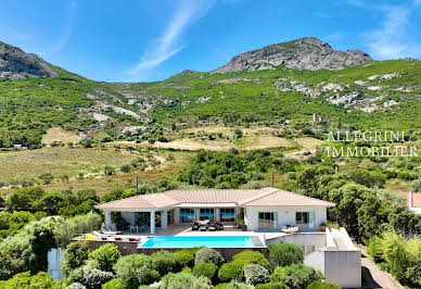 Maison avec piscine et terrasse 2