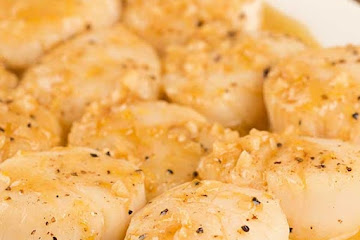 Seared Scallops with Lemon and Garlic Pan Sauce