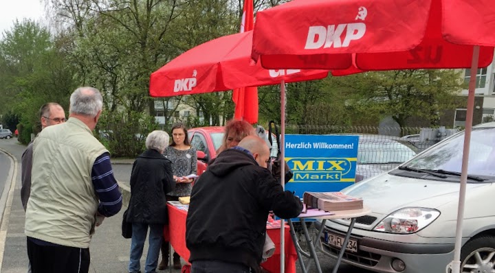 Gespräche am Infostand.