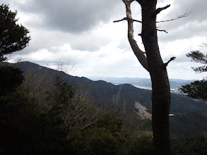 往路に辿った尾根（右下に新東名）