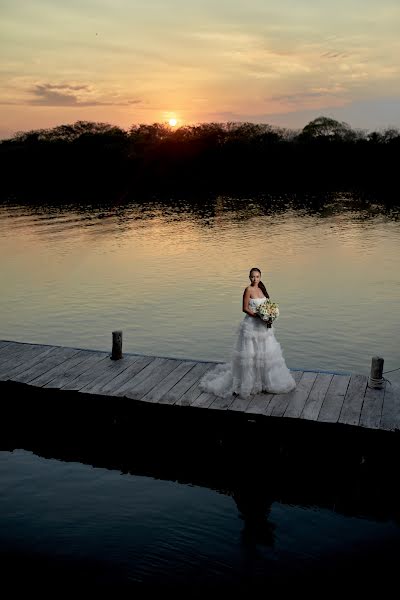 Fotógrafo de casamento Mirko Oleg (mirkooleg). Foto de 2 de fevereiro 2022