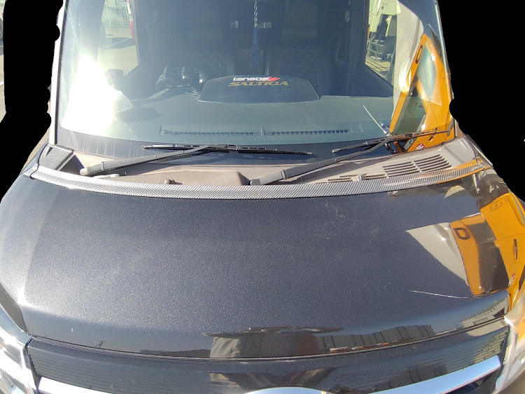 タンクカスタムの走行性能向上・ボルテックスジェネレーター風・ボンネットスポイラー取り付け・カーボン調パーツ・DIYに関するカスタム事例の投稿画像2枚目