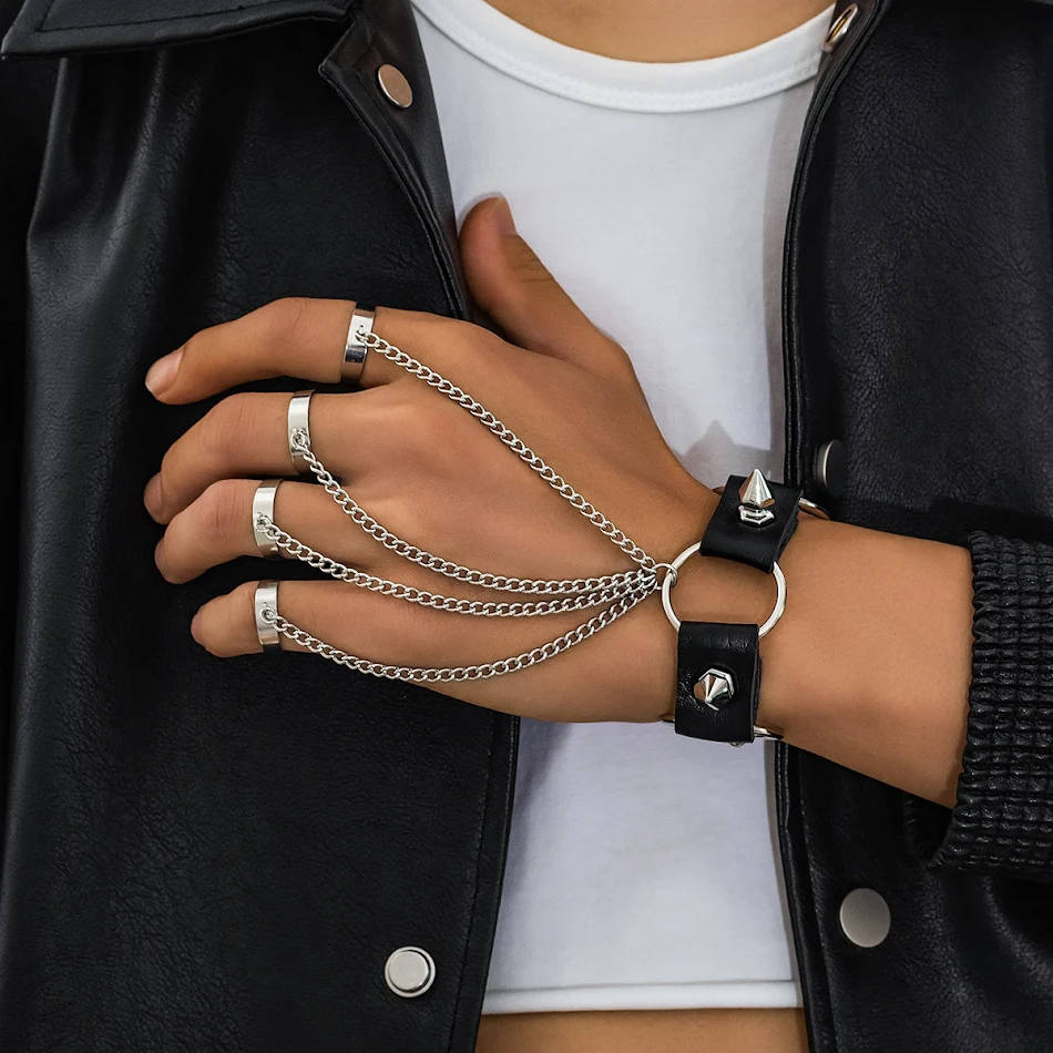 Mode heren leren klinknagel armband in mitten-stijl, hiphop niche. Unieke en trendy accessoire voor een coole uitstraling.