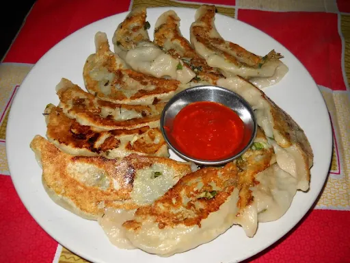 Butter Pan Fried Paneer Momos [6 Pieces]