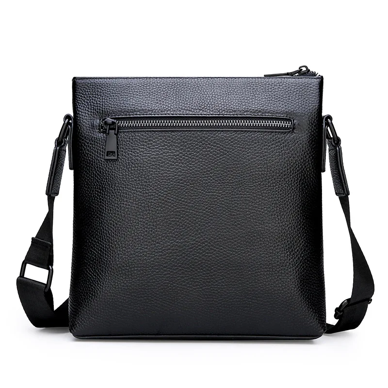 Bolsa transversal masculina de couro com camada superior, design de um ombro. Ideal para transportar seus itens essenciais com estilo e praticidade.
