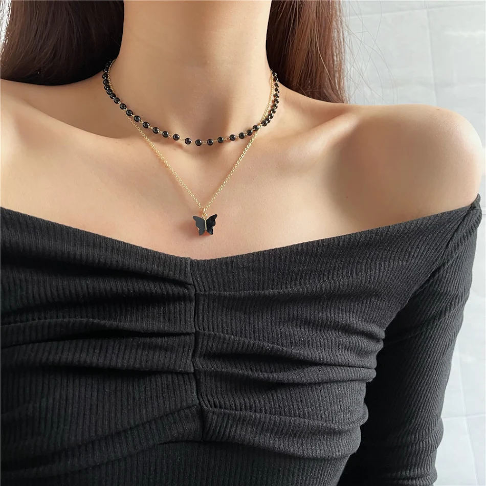 Colar com pingente de borboleta pérola preta, um acessório feminino elegante. Perfeito para realçar seu estilo e adicionar um toque sofisticado ao visual.