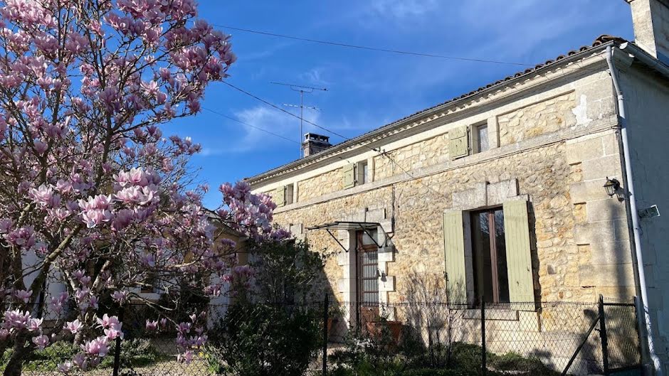 Vente maison  221 m² à Chalais (16210), 352 980 €