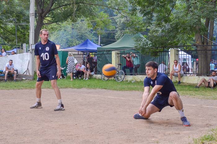 Group of people playing volleyball Группа людей играющих в волейбол