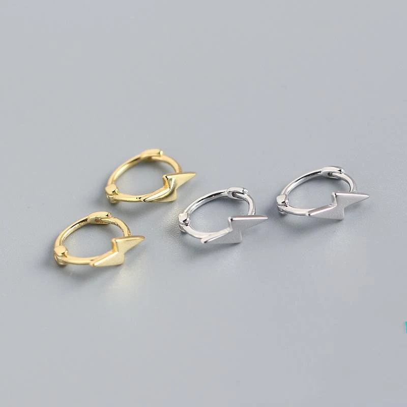 Mini-boucles d'oreilles Éclair en argent sterling — Un accessoire délicat pour illuminer votre style quotidien avec élégance et originalité.