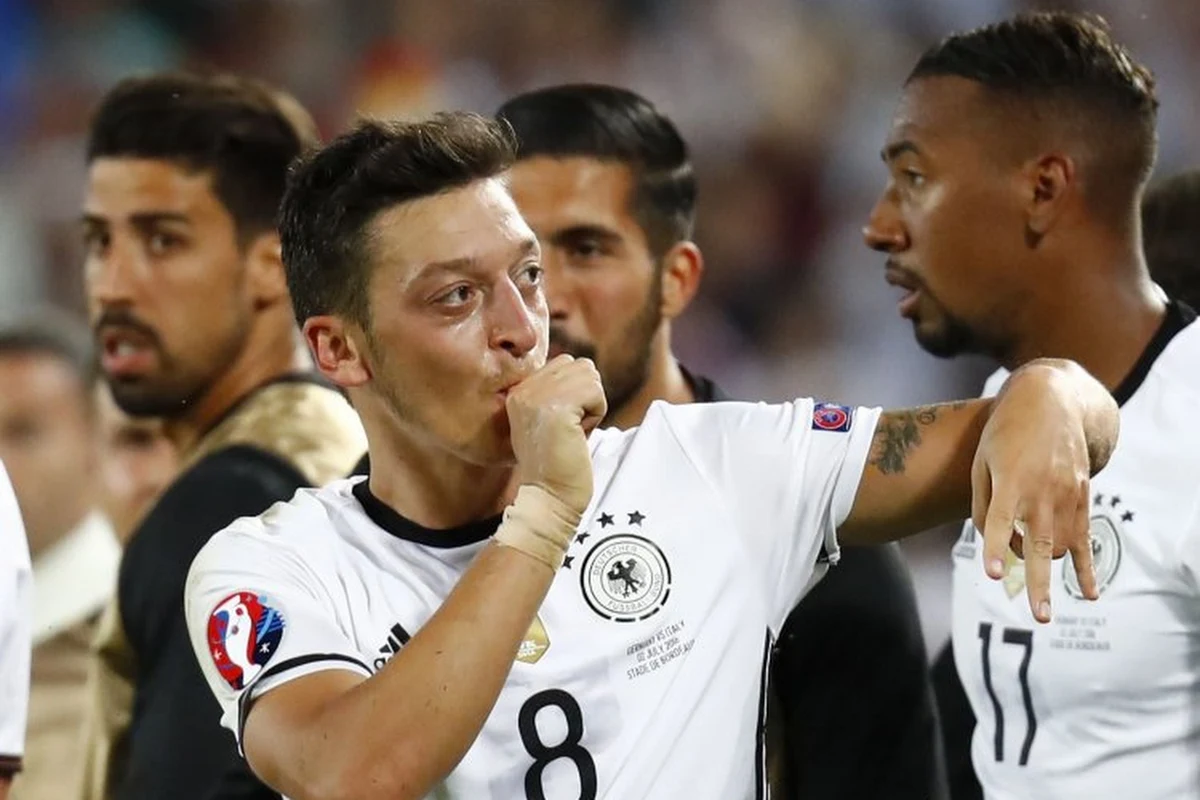 VIDEO: Mezut Ozil met l'Allemagne sur orbite ! 