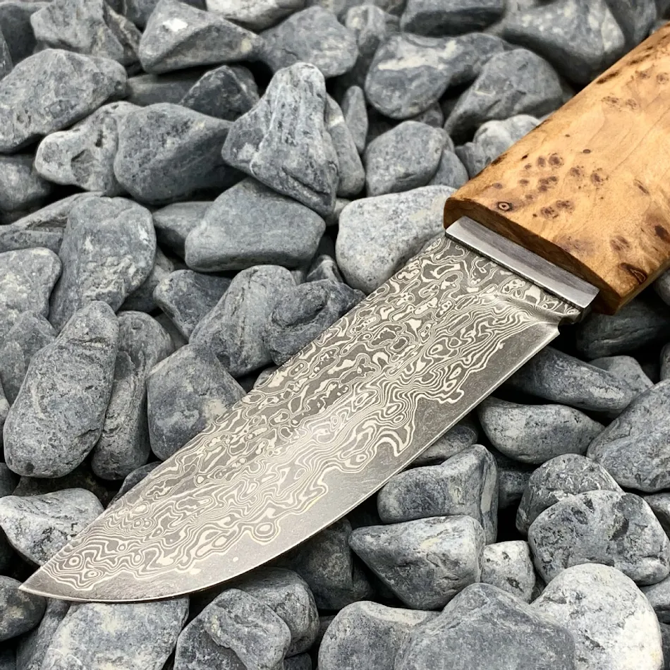 Outdoor Camping Kort Mes Gemaakt van Gesmeed Damascuspatroon Staal — Duurzaam en scherp, essentieel gereedschap voor kamperen en buitenavonturen