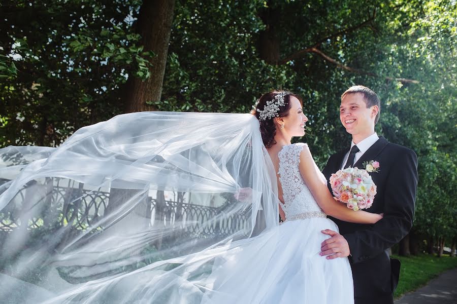 結婚式の写真家Mikhail Pivovarov (stray)。2015 9月2日の写真