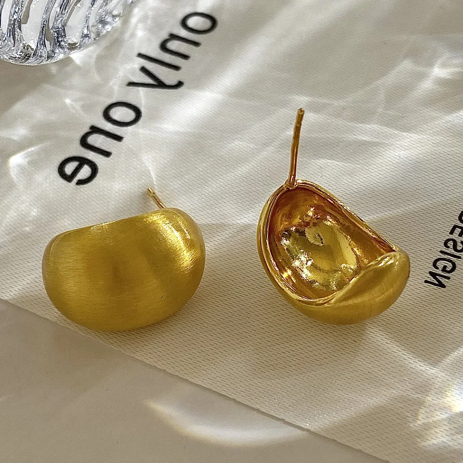 Naušnice od brušenog metala, vintage jednostavne klipse, elegantne i diskretne, idealne za svakodnevno nošenje, lagane i moderne.