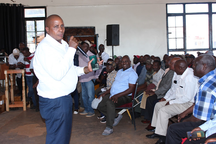 Murang'a bar owners chairperson Simon Njoroge addressing members during a meeting last year.
