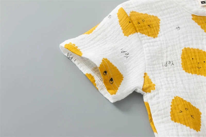 Katoen en linnen korte mouwen shorts pak met ronde hals en cartoon print voor kinderen, ideaal voor warme dagen en avontuur.