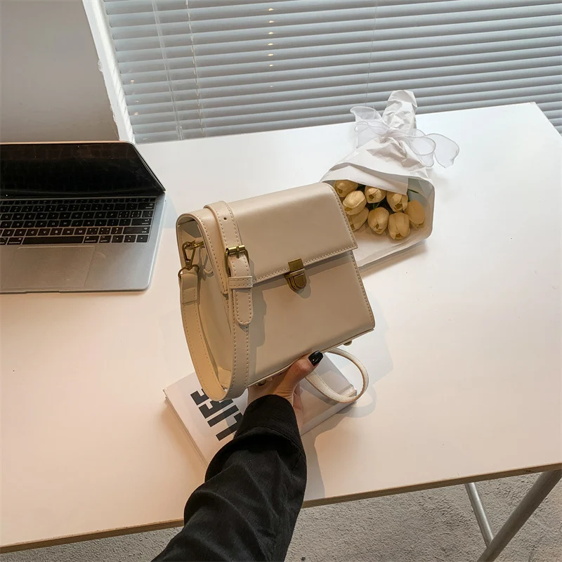 Women's Fashion Shoulder Messenger Bag, stylish and versatile. Perfect for everyday use, providing ample space and a mod