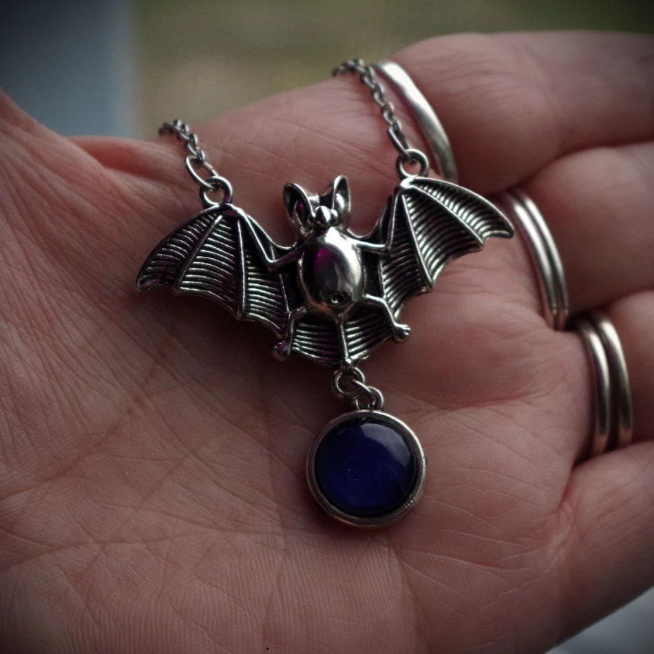 Kleurrijke edelsteen temperatuurgevoelige steen verkleuring hanger ketting Halloween, een unieke sieraad die van kleur verandert.