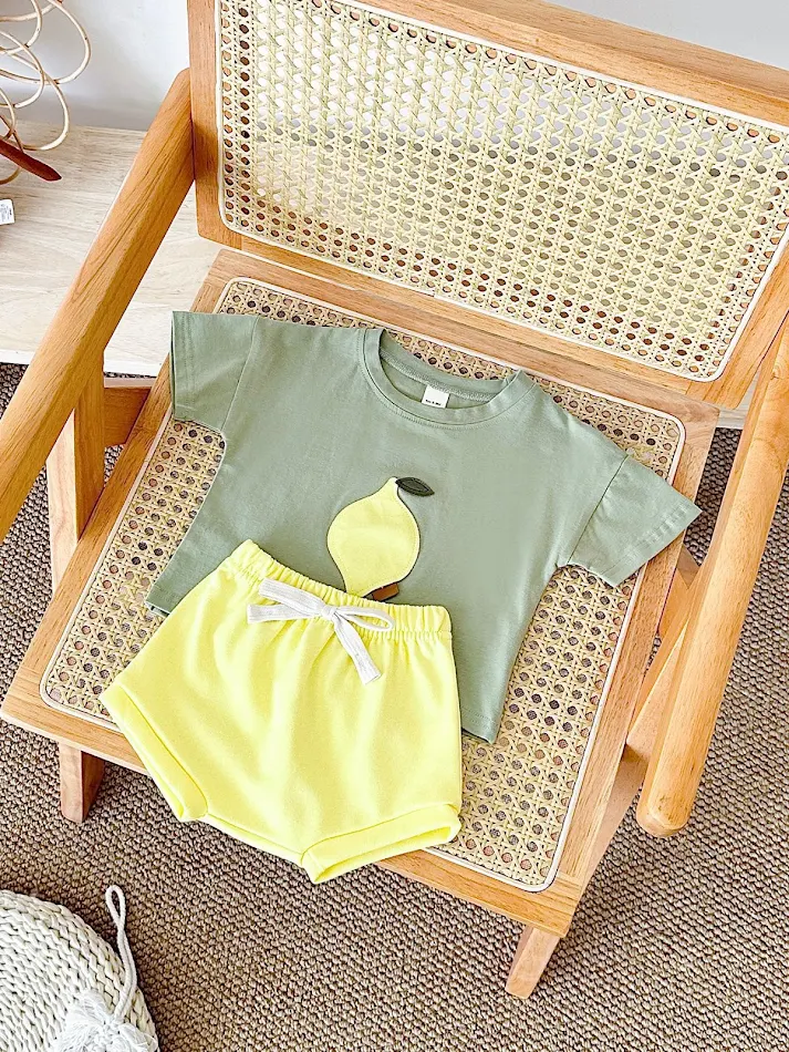 Tutina a maniche corte Baby Lemon Patch, fresca e leggera per neonati e bambini piccoli, ideale per l'estate, con patch a tema limone.