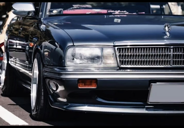 セドリックシーマの愛車の半顔が見たい・旧車・冬眠中に関するカスタム事例の投稿画像1枚目