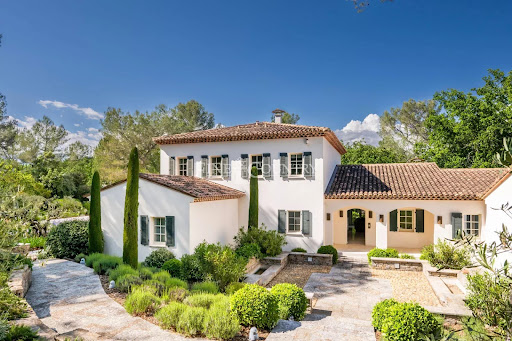 Villa with pool and garden 3